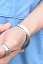 画像9: [NEW] MANANAS (マナナス) MEETS / ichie Exclusive "TOBIKANNA" Stamp Triangle Bangle (9)