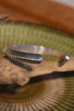 画像3: [NEW] MANANAS (マナナス) MEETS / ichie Exclusive "TOBIKANNA" Stamp Triangle Bangle (3)