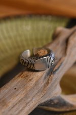 画像1: [NEW] MANANAS (マナナス) MEETS / ichie Exclusive "TOBIKANNA" Stamp Oval Open Ring (1)