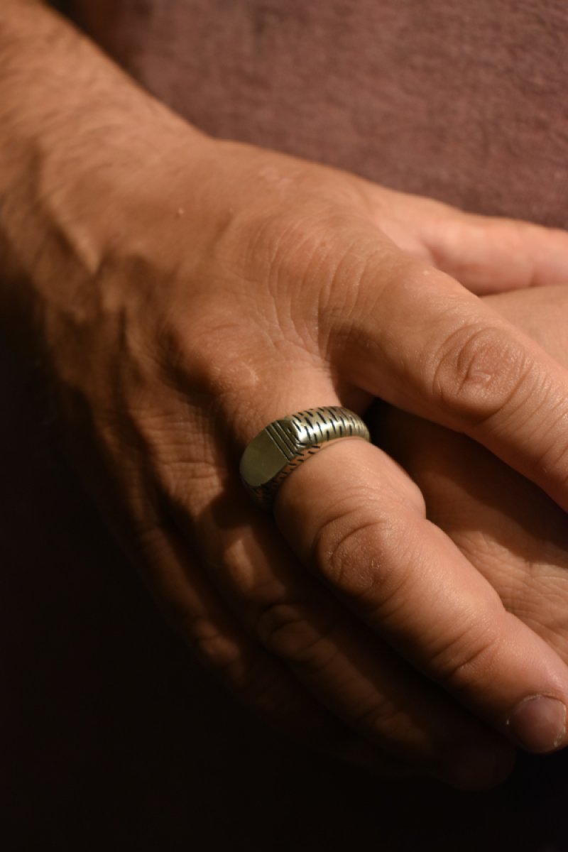 画像5: [NEW] MANANAS (マナナス) MEETS / ichie Exclusive "TOBIKANNA" Stamp Oval Open Ring (5)