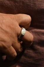 画像6: [NEW] MANANAS (マナナス) MEETS / ichie Exclusive "TOBIKANNA" Stamp Oval Open Ring (6)