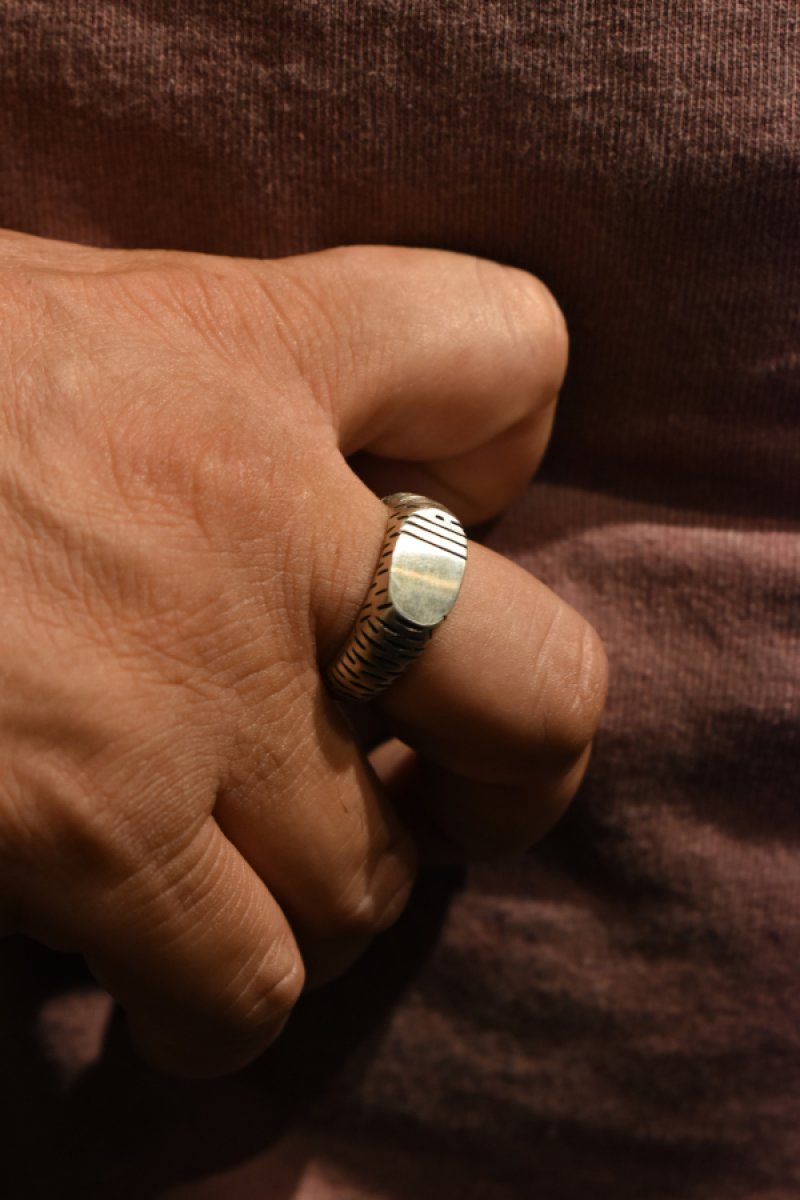 画像6: [NEW] MANANAS (マナナス) MEETS / ichie Exclusive "TOBIKANNA" Stamp Oval Open Ring (6)