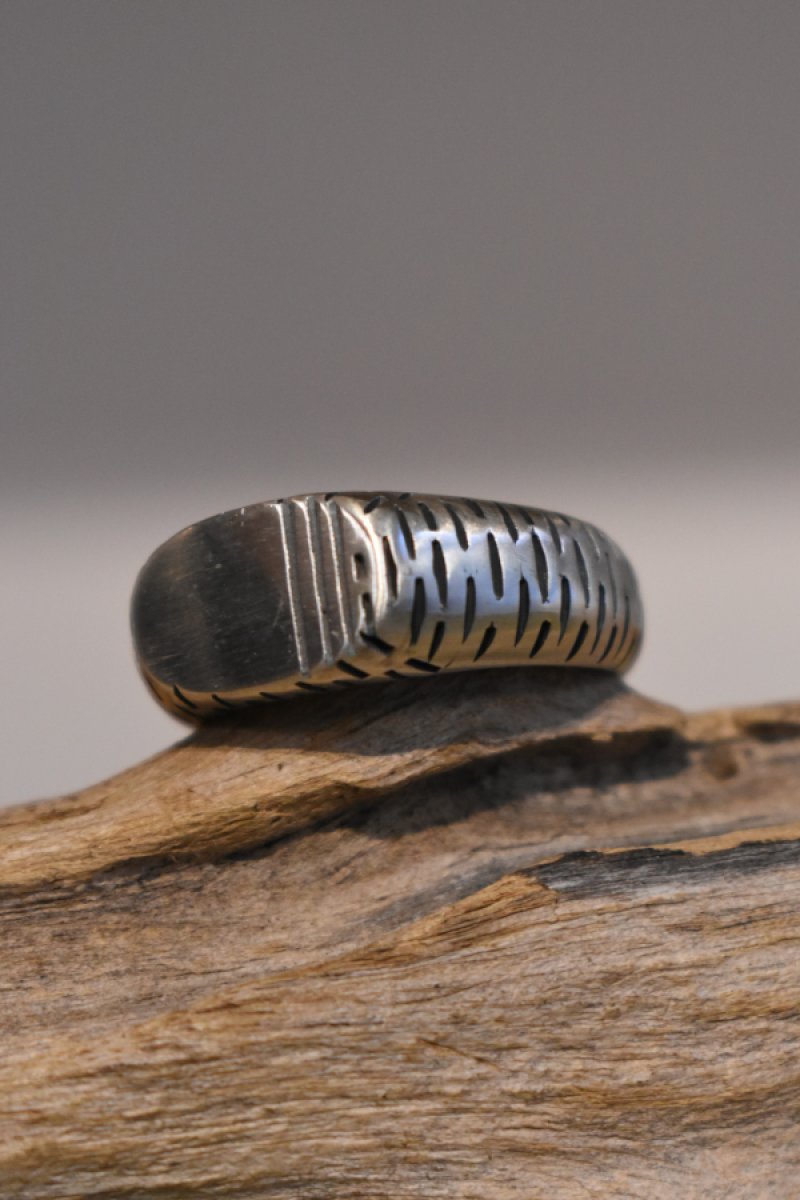 画像2: [NEW] MANANAS (マナナス) MEETS / ichie Exclusive "TOBIKANNA" Stamp Oval Open Ring (2)