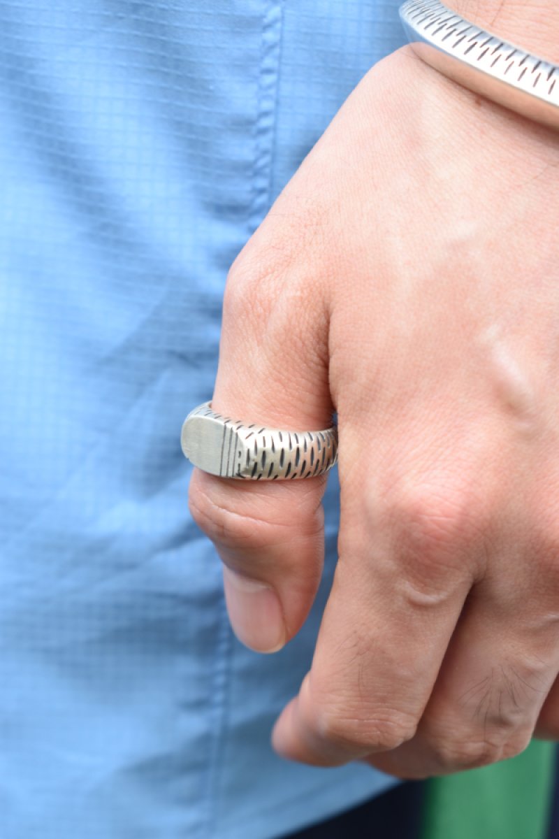 画像8: [NEW] MANANAS (マナナス) MEETS / ichie Exclusive "TOBIKANNA" Stamp Oval Open Ring (8)