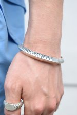 画像8: [NEW] MANANAS (マナナス) MEETS / ichie Exclusive "TOBIKANNA" Stamp Triangle Bangle (8)