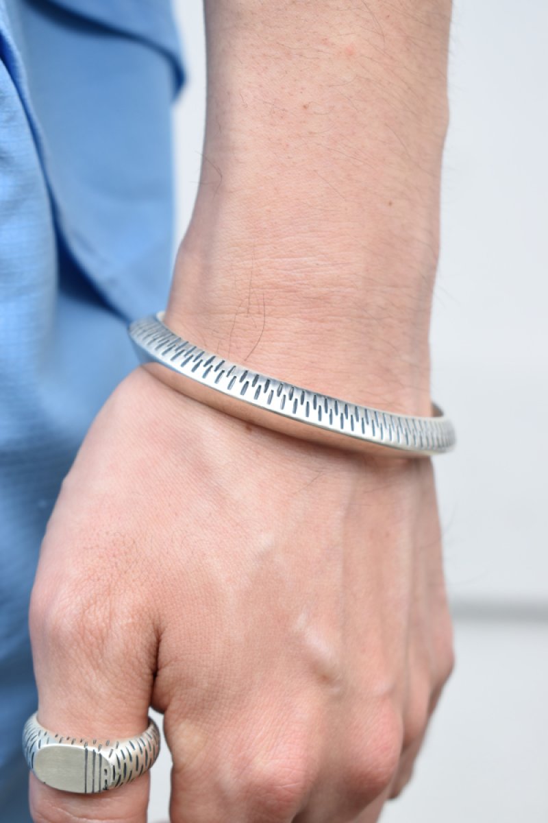 画像8: [NEW] MANANAS (マナナス) MEETS / ichie Exclusive "TOBIKANNA" Stamp Triangle Bangle (8)